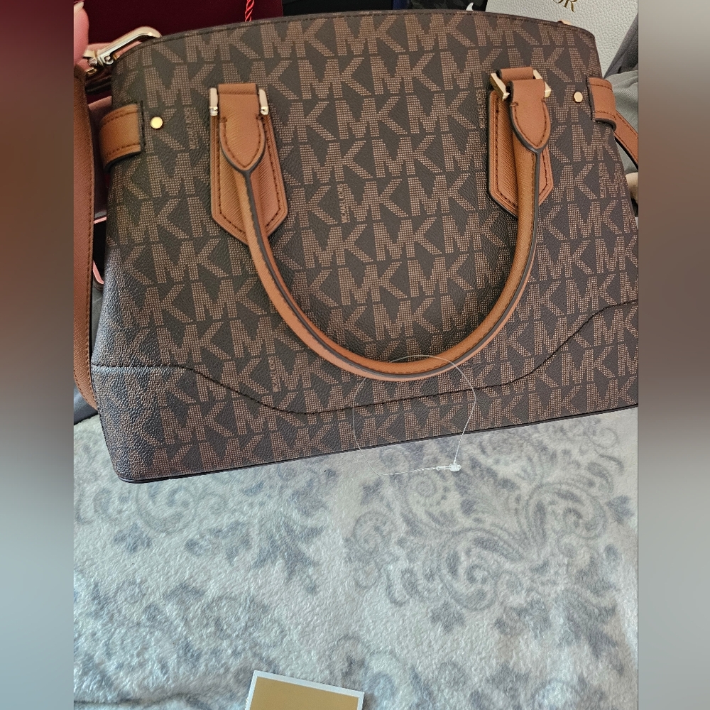 NWOT MICHAEL KORS LYNN LOGO MONOGRAM LARGE SATCHEL - Picture 7 of 10